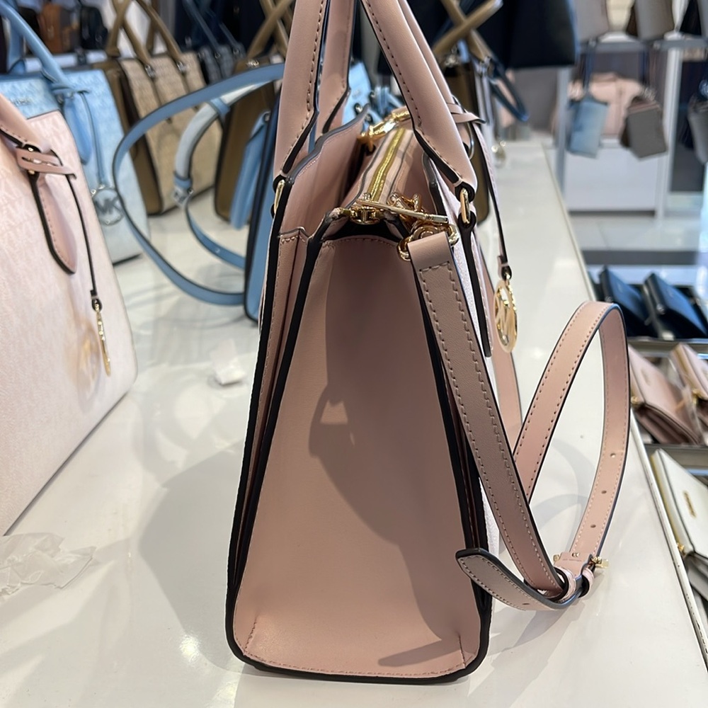 MICHAEL KORS Sheila Md Ombré Signature Logo Satchel Crossbody Bag
Powder Blush - Picture 5 of 16
